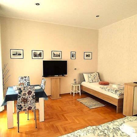 Lavender - City Room With Free Parking Pula Exterior photo