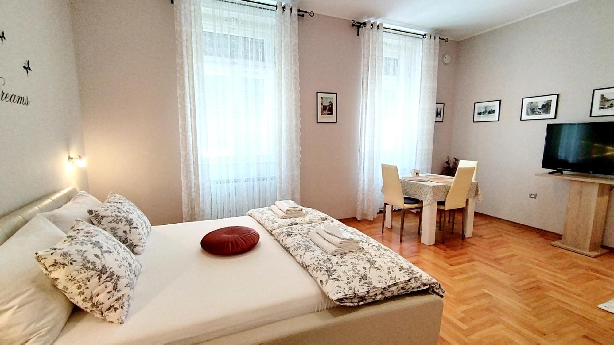 Lavender - City Room With Free Parking Pula Exterior photo