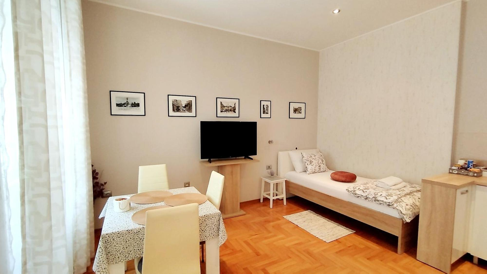 Lavender - City Room With Free Parking Pula Exterior photo