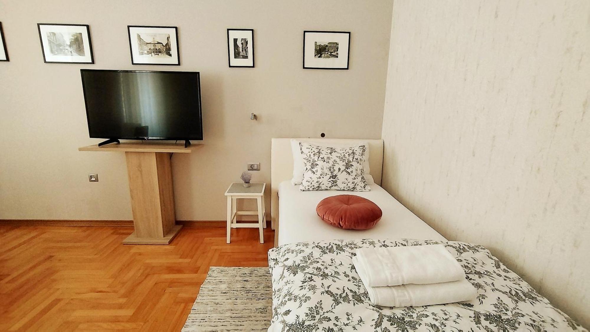 Lavender - City Room With Free Parking Pula Exterior photo