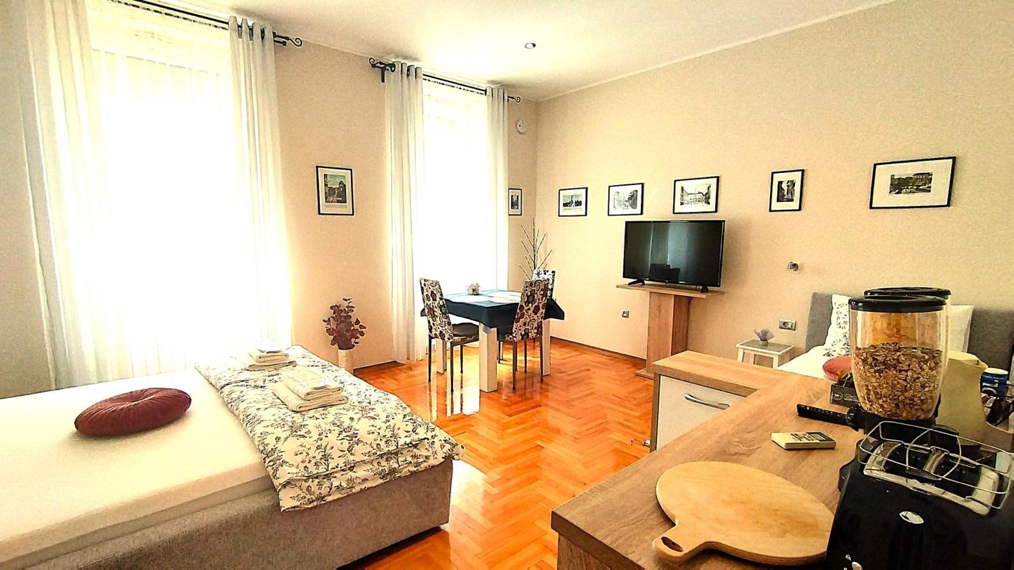Lavender - City Room With Free Parking Pula Exterior photo