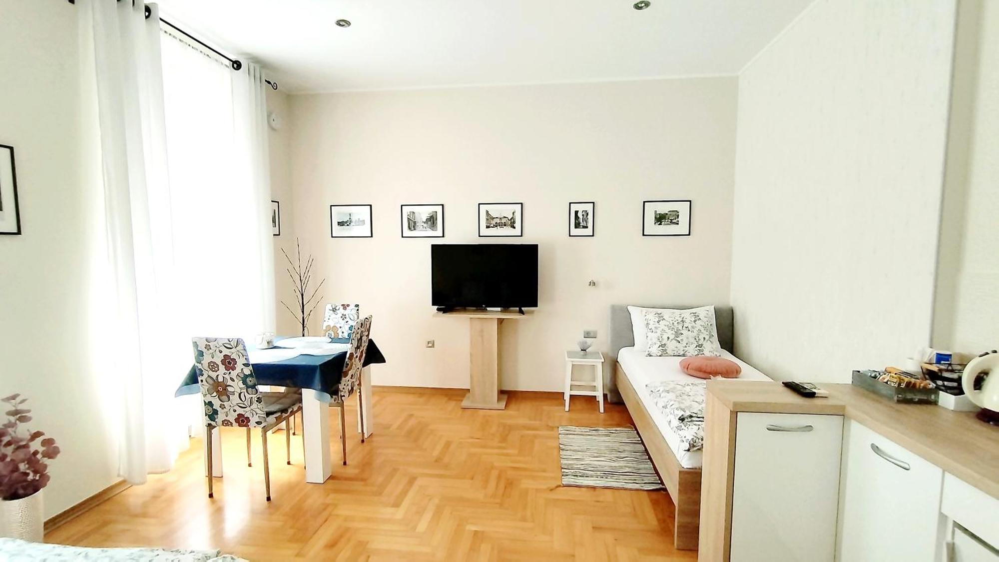 Lavender - City Room With Free Parking Pula Exterior photo