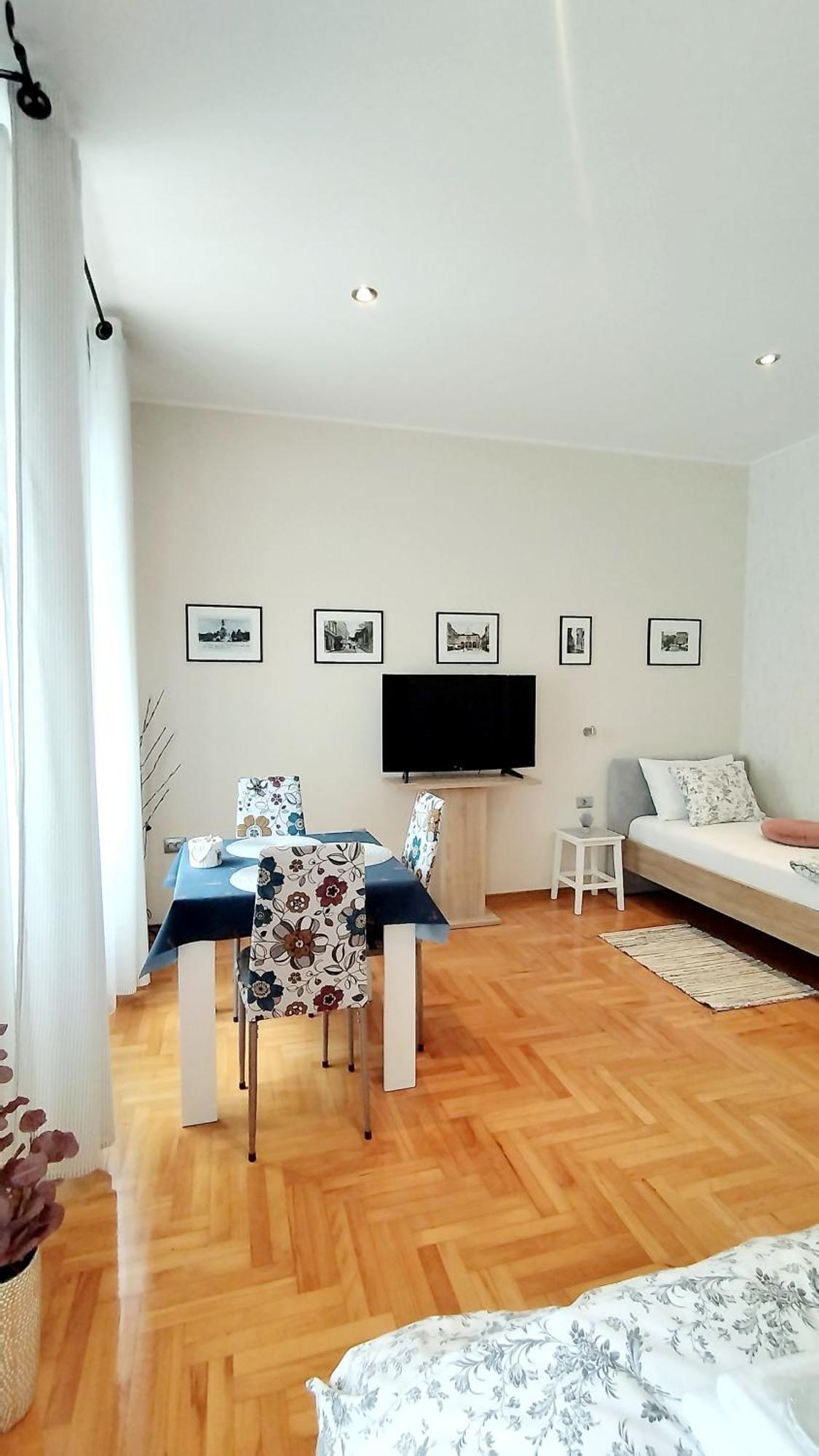 Lavender - City Room With Free Parking Pula Exterior photo