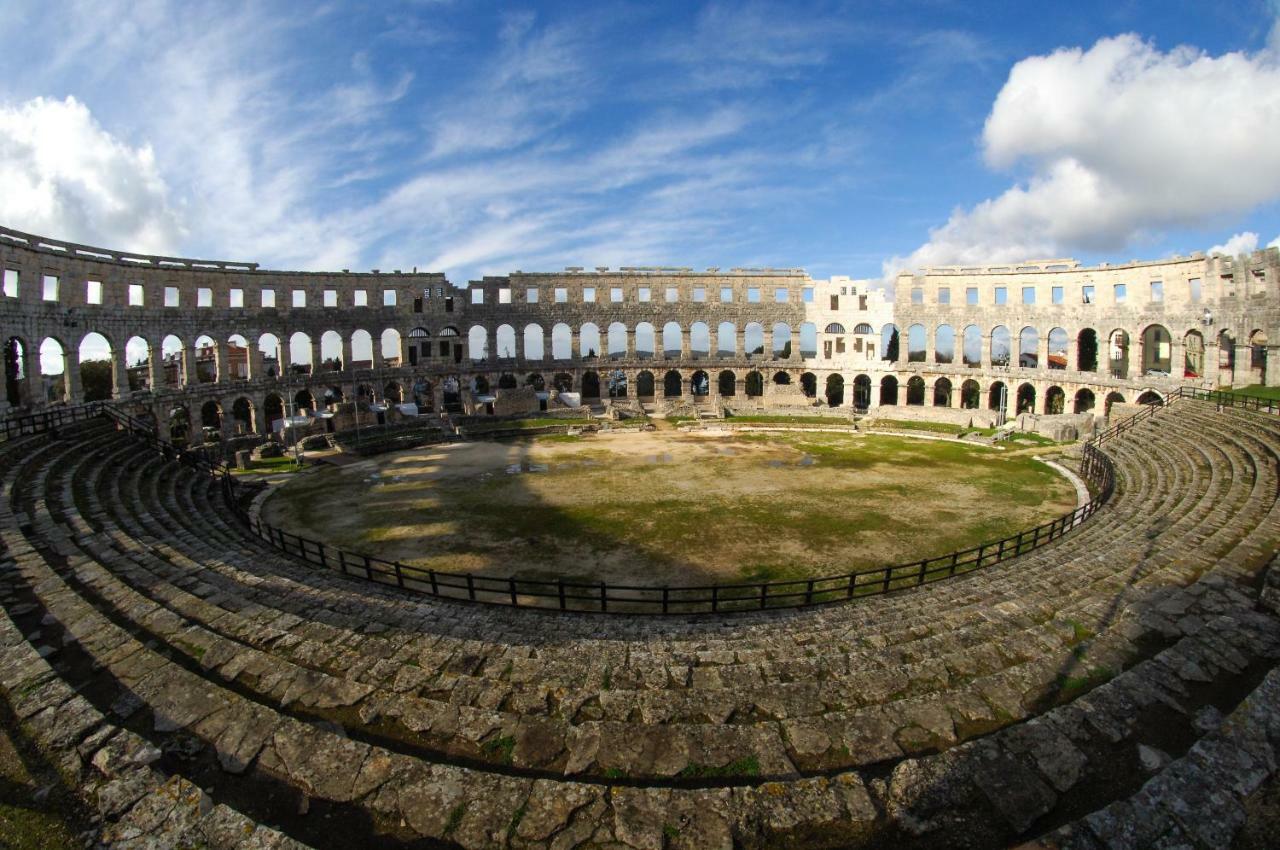 Lavender - City Room With Free Parking Pula Exterior photo